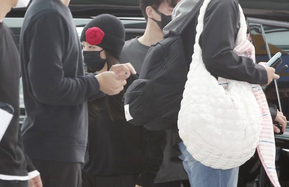 그룹 블랙핑크(BLACk PINK) 제니가 파리 패션위크 참석을 위해 29일 인천국제공항에 도착하고 있다. © News1 권현진 기자