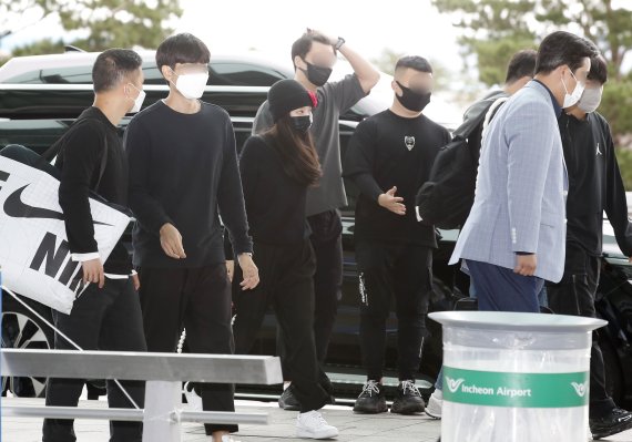 그룹 블랙핑크(BLACk PINK) 제니가 파리 패션위크 참석차 29일 인천국제공항을 통해 프랑스 파리로 출국하고 있다. © News1 권현진 기자