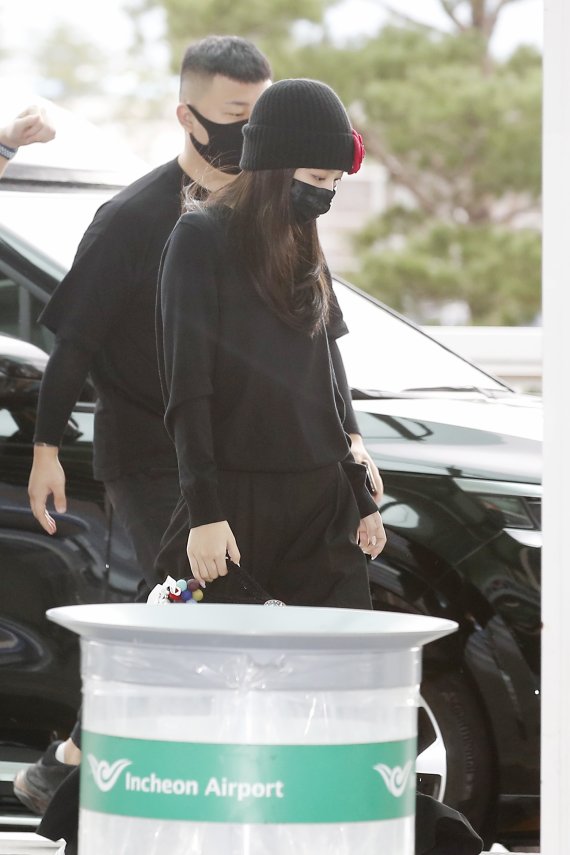 블랙핑크(BLACk PINK) 제니가 29일 인천국제공항을 통해 프랑스 파리로 출국하고 있다. © News1 권현진 기자