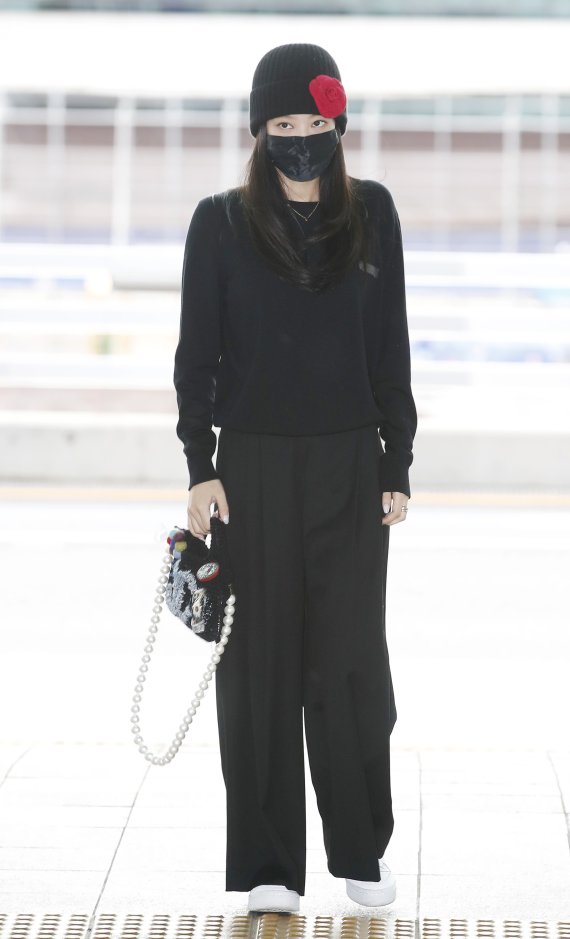 블랙핑크 제니가 29일 인천국제공항을 통해 프랑스 파리로 출국하고 있다. © News1 권현진 기자