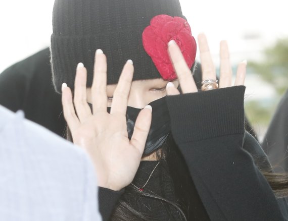 블랙핑크(BLACk PINK) 제니가 파리 패션위크 참석차 29일 인천국제공항을 통해 프랑스로 출국하며 인사를 하고 있다. © News1 권현진 기자