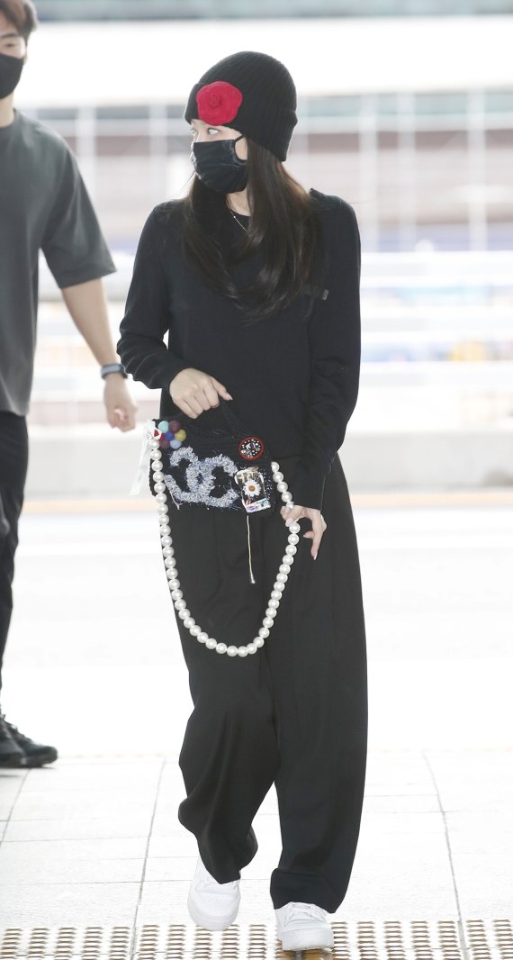 그룹 블랙핑크(BLACk PINK) 제니가 꽃이 포인트인 비니를 쓰고 29일 인천국제공항을 통해 프랑스로 출국하고 있다. © News1 권현진 기자