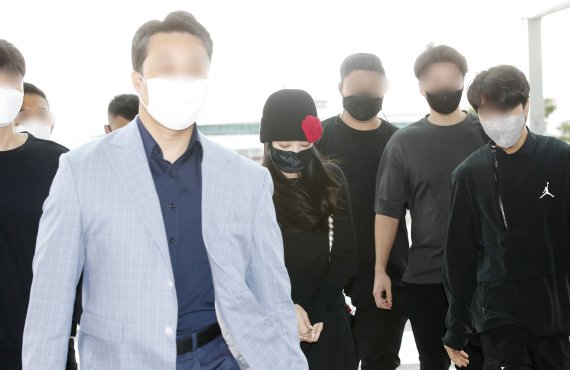 그룹 블랙핑크(BLACk PINK) 제니가 철통 경호를 받으며 29일 인천국제공항을 통해 프랑스로 출국하고 있다. © News1 권현진 기자