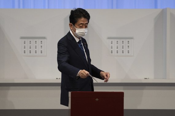 아베 신조 전 총리가 29일 일본 도쿄의 한 호텔에서 열린 자민당 총재선거에서 투표를 하고 있다. AP뉴시스