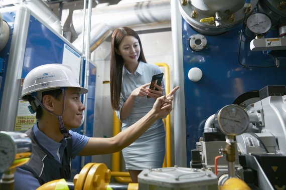 에스원 직원이 고객에게 설비에 부착된 온습도 센서 작동 원리에 대해 설명하고 있다. 에스원 제공