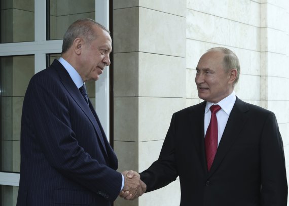 지난해 9월 29일 러시아 소치를 방문한 레제프 타이이프 에르도안 터키 대통령(왼쪽)이 블라디미르 푸틴 러시아 대통령과 악수하고 있다.AP뉴시스