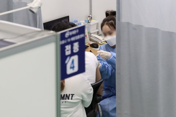 '백신패스' 도입 만지작…미접종 550만명 반발 어쩌나 