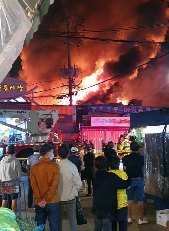 지난해 9월 21일 오전 서울 동대문구 제기동 청량리 청과물 시장에 화재가 발생해 상인들이 불길을 바라보고 있다. (독자제공) © News1