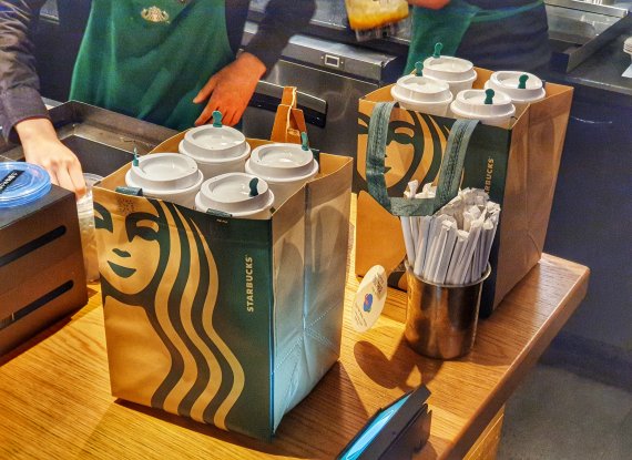 28일 오전 경기 고양 덕양구의 한 스타벅스에서 파트너(노동자)가 리유저블(재사용) 컵에 담긴 커피를 포장하고 있다. 스타벅스커피 코리아의 리유저블 컵 데이 행사는 스타벅스 50주년과 세계 커피의 날(10월1일)을 기념해 기획됐다. 2021.9.28/뉴스1 © News1 황덕현 기자