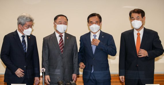 30일 서울 중구 은행회관에서 열린 '거시경제금융회의'에 참석한 금융당국 수장들이 회의에 앞서 의견을 나누고 있다. 왼쪽부터 고승범 금융위원회 위원장, 홍남기 경제부총리 겸 기획재정부 장관, 이주열 한국은행 총재, 정은보 금융감독원 원장.