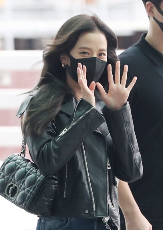 블랙핑크 지수가 25일 파리 패션위크 참석을 위해 인천공항 2터미널에 도착하고 있다. 2021.9.25/뉴스1 © News1 이성철 기자