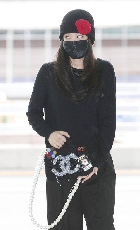 그룹 블랙핑크(BLACk PINK) 제니가 파리 패션위크 참석을 위해 29일 인천국제공항을 통해 프랑스 파리로 출국하고 있다. 2021.9.29/뉴스1 © News1 권현진 기자