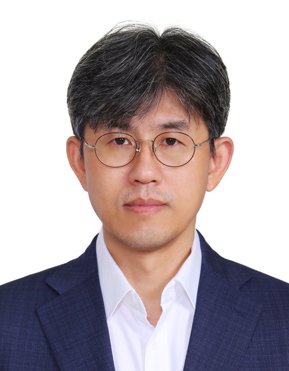 文대통령, 복지부 2차관 류근혁&middot;사회정책비서관 여준성 내정