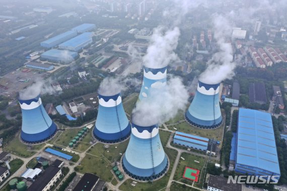 지난 27일 중국 장쑤성 난닝에 있는 한 석탄 화력 발전소에서 연기가 배출되고 있다. 2 /사진=뉴시스