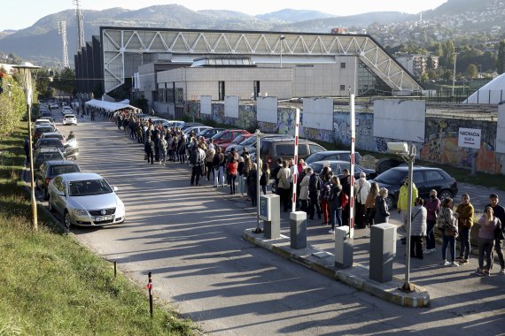 지난 9월25일(현지시간) 보스니아 사라예보에서 코로나19 백신을 접종받으려는 시민들의 행렬이 이어지고 있는 모습. AP뉴시스