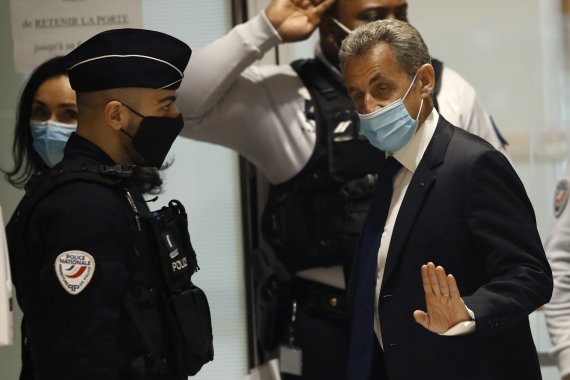 佛 사르코지, 불법 선거 자금으로 징역 1년형