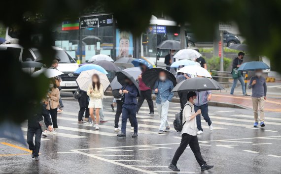 [서울=뉴시스] 배훈식 기자 = 출근길 가을비가 내린 지난달 29일 오전 서울 중구 명동성당 사거리 인근에서 우산을 쓴 시민들이 발걸음을 재촉하고 있다. 2021.09.29. dahora83@newsis.com