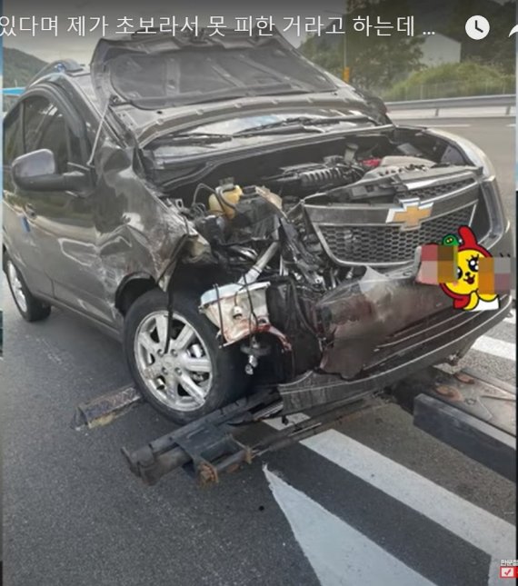 사고 후 차량 피해 사진 /출처= 유튜브 한문철 TV 갈무리