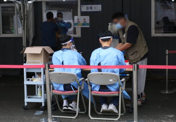 은평구 요양시설서 15명 확진..."발생층, 동일집단격리 실시"