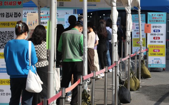 1일 오전 서울 중구 서울역 앞 코로나19 임시선별검사소에서 시민들이 검체 검사를 받기 위해 줄을 서고 있다. 중앙방역대책본부는 1일 0시 기준 코로나19 신규 확진자가 2486명이라고 밝혔다. 뉴스1 제공.