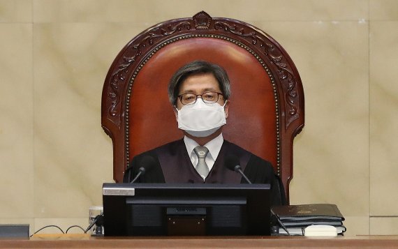 김명수 대법원장이 9일 오후 서울 서초구 대법원 대법정에서 열린 전원합의체 선고에 참석하고 있다. 2021.9.9/뉴스1 © News1 임세영 기자