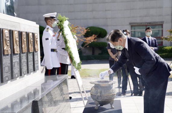 [포항=뉴시스] 김진아 기자 = 문재인 대통령이 국군의 날인 1일 오전 경북 포항 해병대1사단 부대 내 마린온(MUH-1) 순직자 위령탑을 찾아 연평도 포격전 전사자 유족, 마린온 헬기 순직자 유족과 함께 참배하고 있다. 2021.10.01. bluesoda@newsis.com <저작권자ⓒ 공감언론 뉴시스통신사. 무단전재-재배포 금지.> /사진=뉴시스화상