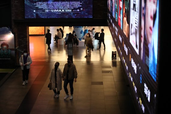 [서울=뉴시스]김선웅 기자 = 주말인 7일 서울 시내의 한 영화관에서 시민들이 휴일을 즐기고 있다. 2021.03.07. mangusta@newsis.com /사진=뉴시스