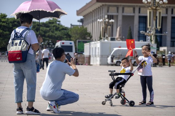 [베이징(중국)=AP/뉴시스]장 취안바오 교수와 시안교통대학 연구팀은 여성 1인당 출산율이 1명 이하로 떨어질 경우 29년 뒤 중국 인구수가 절반으로 줄어들 수 있다고 경고했다. 사진은 기사와 무관.2021.10.01.
