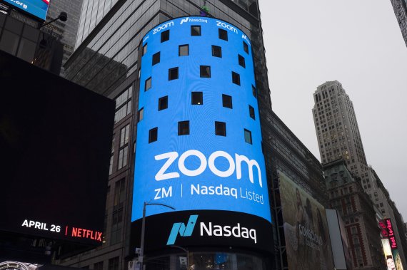 [뉴욕=AP/뉴시스] 화상채팅 플랫폼 줌(ZOOM)의 미국 나스닥 기업공개(IPO)를 앞두고 뉴욕 전광판에 줌 로고가 뜬 모습이다. 2020.09.01.