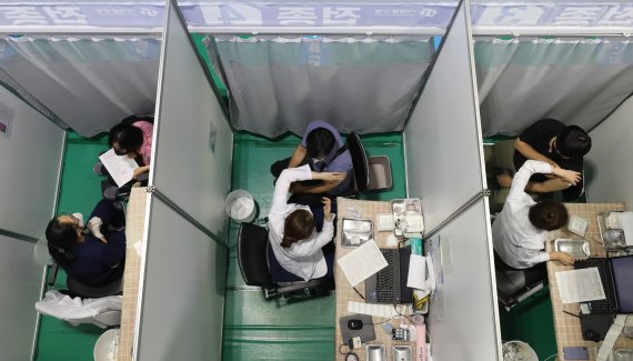 1일 오후 서울 서대문구 북아현문화체육센터에 마련된 코로나19 백신 예방 접종센터에서 백신 접종이 진행되고 있다. 뉴스1 제공.