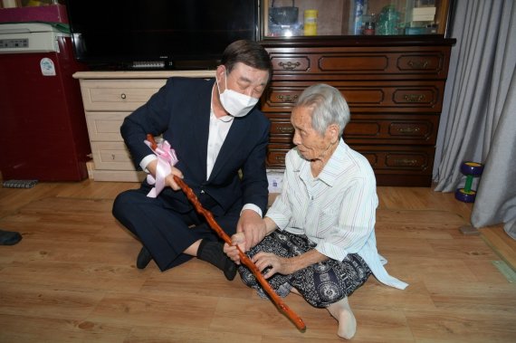 황선봉 예산군수가 예산읍에 거주하는 이창희 어르신(100세)을 방문해 건강과 장수를 상징하는 청려장(장수지팡이)을 전달하고 있다.(예산군 제공).© 뉴스1