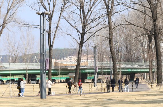 [증평=뉴시스] 강신욱 기자 = 충북 증평군이 도심 최고 쉼터인 보강천 미루나무숲 잔디밭을 2년 7개월 만인 1일 다시 개방했다. 개방 전인 올해 2월 주민들이 잔디밭 둘레 트랙에서 산책을 하고 있다. 2021.10.01. ksw64@newsis.com *재판매 및 DB 금지