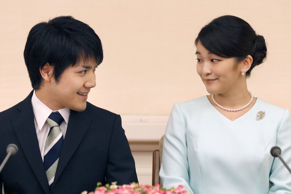 [도쿄=AP/뉴시스] 지난 2017년 9월 3일 마코(眞子) 공주(오른쪽)가 대학교 동급생인 고무로 게이(小室圭)와 도쿄에서 기자회견을 열고 약혼을 발표하고 있다. 2021.10.01.