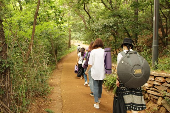 [서울=뉴시스] 서울 양천구는 1일 산림치유 프로그램 '숲 여행기'를 운영한다고 밝혔다. (사진=양천구 제공) 2021.10.01. photo@newsis.com *재판매 및 DB 금지