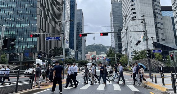 지난 29일 서울 종로구 일대에서 직장인들이 점심식사를 위해 이동하는 모습. 2021.9.29/뉴스1 © News1 박지혜 기자