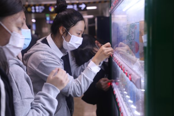 덕문중학교 학생들이 도시철도 1호선 연산역사에 있는 자판기에 점자판을 제작·설치하고 있다.2021.9.29/© 뉴스1 노경민 기자