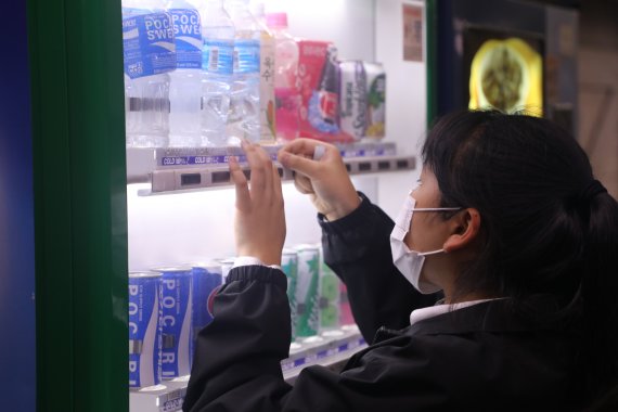 덕문중학교 학생이 도시철도 1호선 연산역사에 있는 자판기에 점자판을 설치하고 있다.2021.9.29/© 뉴스1 노경민 기자