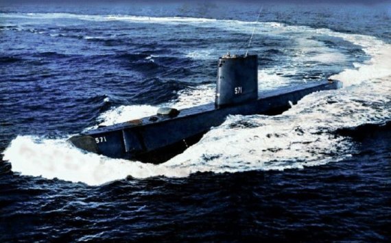 세계 최초의 원자력 핵잠수함 미국 ‘노틸러스’(USS Nautilus, SSN-571)는 원자력 추진 잠수함이다. 1954년 진수, 1955년 1월 17일 항해시작, 1980년 3월 3일 퇴역했다. 앞의 SSN은 미 해군의 함선식별기호(Hull classification symbol)로 핵추진 공격잠수함을 뜻한다. 노틸러스의 함명은 프랑스의 SF작가 쥘 베른의 소설 ‘해저 2만리’와 ‘신비의 섬’에 나오는 가공의 잠수함이다. 본래 라틴어에서 온 말로 ‘앵무조개’를 뜻한다. 이 잠수함엔 2개의 가압수형 원자로가 탑재되었으며, 21형