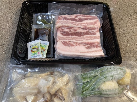 마이셰프에서 나온 큐커 전용 밀키트인 '트러플 벌집 삼겹 스테이크' 패키지를 개봉하면 이렇게 개별 포장으로 구성돼 있다. 사진=김경민 기자