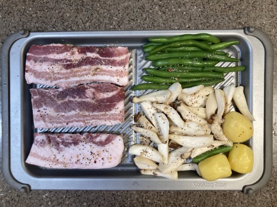 스마트폰으로 밀키트 바코드를 찍으면 자동으로 레시피를 찾고, 밀키트 세팅 방법을 알려준다. 사진=김경민 기자