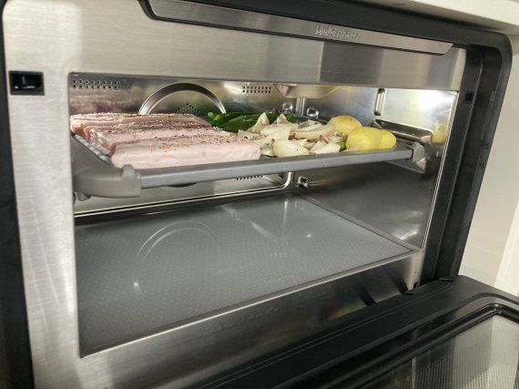 밀키트 세팅을 완료하고 큐커에 거치한 모습. 조리 버튼을 누르기 직전이다. 사진=김경민 기자