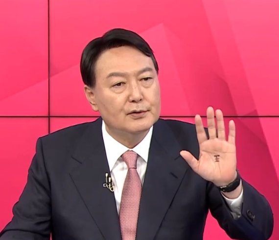 윤석열 손바닥에 임금 왕(王) 논란...캠프측 "지지자가 써준 것"