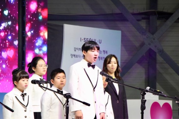노래하는 한기군 모습(왼쪽에서 세번째) © 뉴스1(한기군 어머니 제공)