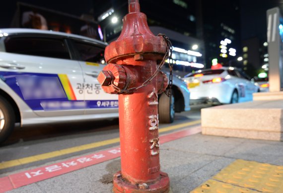 [광주=뉴시스] 김혜인 기자 = 1일 오후 광주 동구 금남로 한 소화전 주정차금지구역에 택시들이 늘어섰다. 2021.10.03.hyein0342@newsis.com
