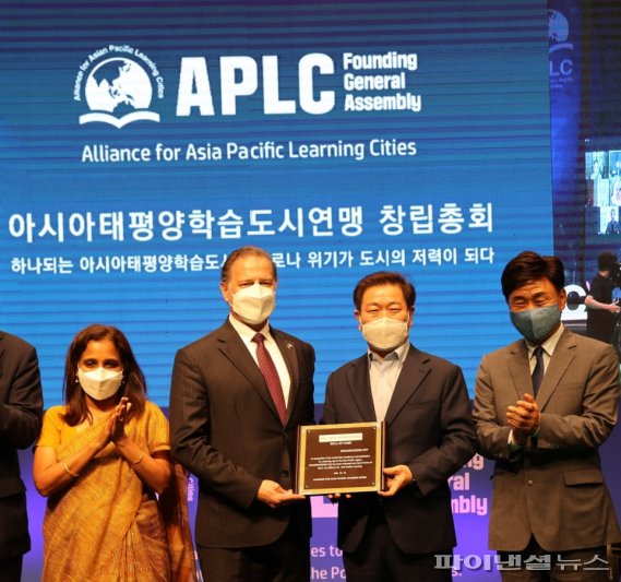 박승원 광명시장(왼쪽 3번째) 9월30일 아시아태평양 학습도시연맹(APLC) 선정 평생학습 헌정도시 수상. 사진제공=광명시