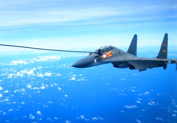 【서태평양=신화/뉴시스】중국 공군의 Su-30 폭격기가 12일 서태평양 상공에서 진행된 훈련에 참가하는 중 공중 급유를 받고 있다. 2016.09.13