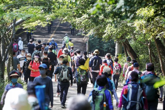 3일 오전 연휴를 맞아 서울 관악산을 찾은 시민들이 등산을 즐기고 있다. 2021.10.3/뉴스1 © News1 민경석 기자