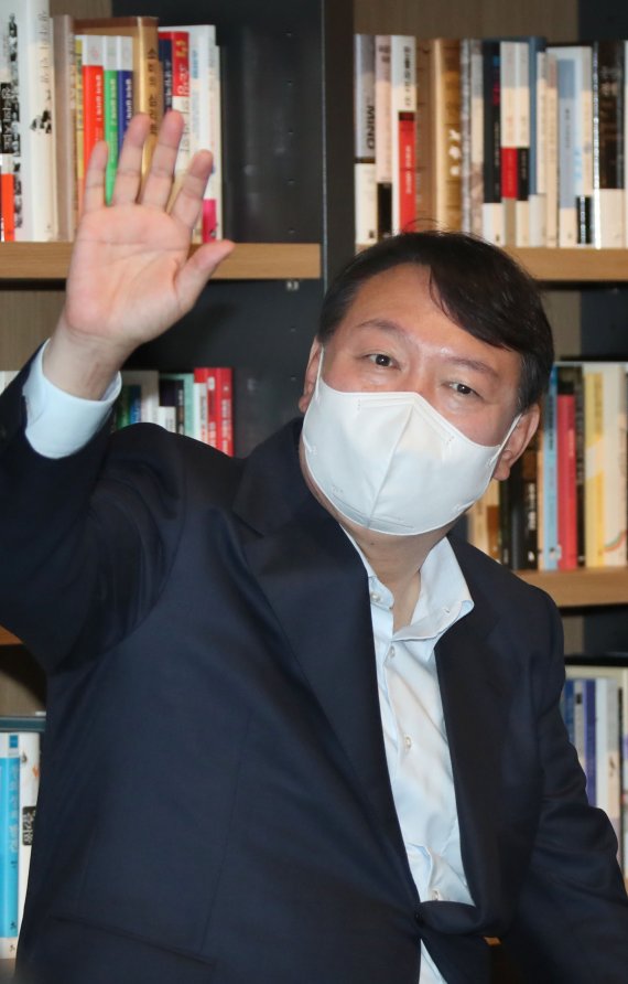 [서울=뉴시스] 국회사진기자단 = 국민의힘 대권주자인 윤석열 전 검찰총장이 3일 서울 강남구 최인아책방에서 열린 국민캠프 청년위원회 임명장 수여식에 참석해 손인사를 하고 있다. 2021.10.03. photo@newsis.com