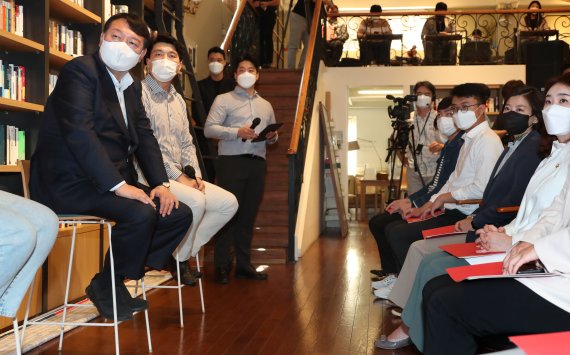 [서울=뉴시스] 국회사진기자단 = 국민의힘 대권주자인 윤석열 전 검찰총장이 3일 서울 강남구 최인아책방에서 열린 국민캠프 청년위원회 임명장 수여식에 참석해 온라인으로 중계된 전국 청년들의 목소리를 듣고 있다. 2021.10.03. photo@newsis.com