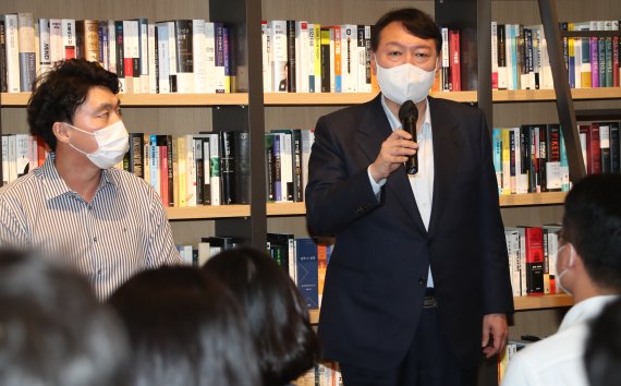 [서울=뉴시스] 국회사진기자단 = 국민의힘 대권주자인 윤석열 전 검찰총장이 3일 서울 강남구 최인아책방에서 열린 국민캠프 청년위원회 임명장 수여식에 참석해 인사말을 하고 있다. 2021.10.03. photo@newsis.com